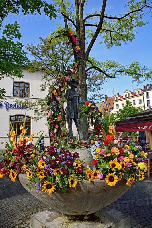 Europe, Germany, Bavaria, State Capital Munich, City, Viktualienmarkt, Monument and fountain, Bronze statue Karl Valentin, comedian, folk singer, author and film producer, born 4 June 1882 in Munich, died 9 February 1948, Hamburg, Hamburg, Federal Republic of Germany, Europe