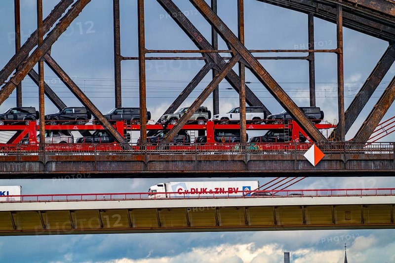 The Beeckerwerther Rhine bridge of the A42 motorway, truck traffic, in front of it the Haus-Knipp railway bridge, goods train, car train, new car of the type, Land Rover Defender, Rhine near Duisburg, North Rhine-Westphalia, Germany, Europe
