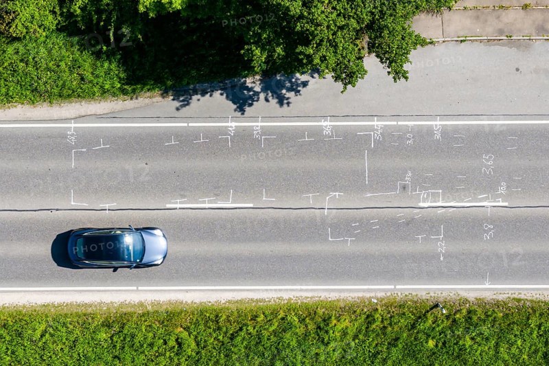 Drone photo of an accident scene. Traces of an accident on the B28 motorway near Dettingen an der Erms. An accident involving five vehicles resulted in several minor injuries and property damage of around 65, 000 euros. Dettingen an der Erms, Baden-Württemberg, Germany, Europe
