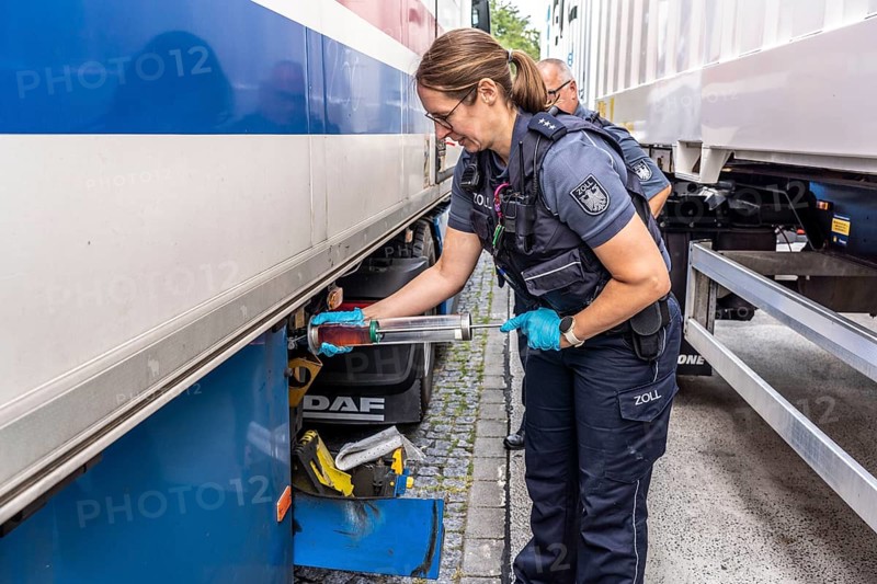 Nationwide checks on motorway traffic in North Rhine-Westphalia, by police and customs, customs check on the fuel tank of a lorry that had filled up with cheaper heating oil instead of diesel, motorway rest area Hösel near Ratingen, A3, North Rhine-Westphalia, Germany, Europe