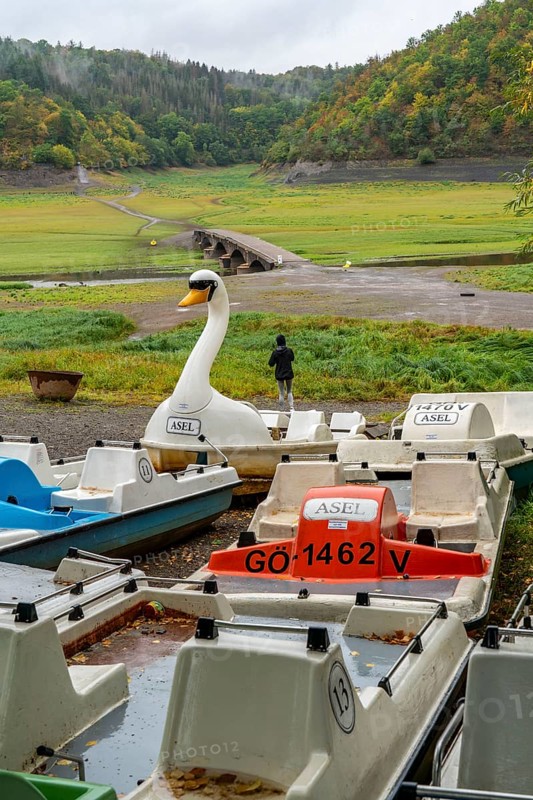 The Edersee, near Waldeck, the third largest reservoir in Germany, is currently only 13% full, the lake was last full in May 2022, dried out due to lack of rain, boat hire on dry land, near Asel-Süd, Asel bridge, the lake shore and the lake bed is overgrown with fresh grass, Hesse, Germany, Europe