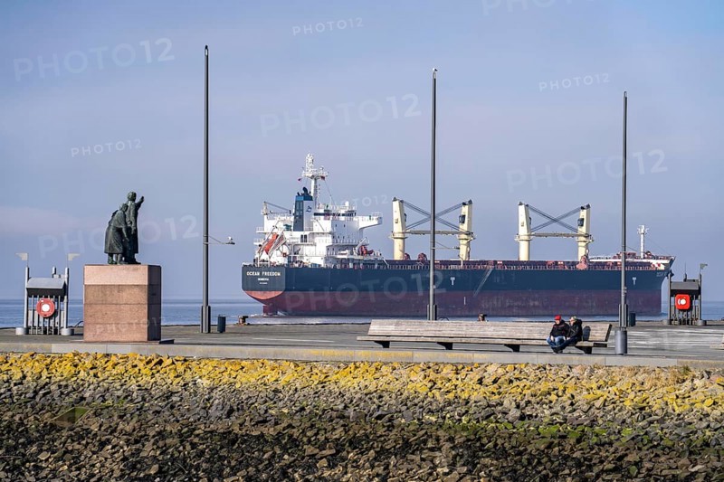 Weser estuary near Bremerhaven, Willy-Brandt-Platz, monument to the emigrants, Seebäderkaje, cargo ship Ocean Freedom, Bremen, Germany, Europe