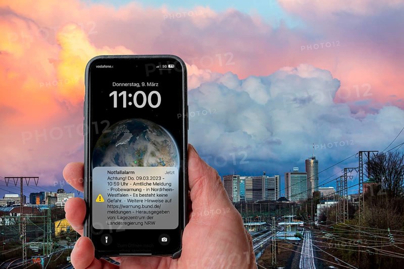 Mobile phone screen when the test alarm is triggered by Cell Broadcast, on the warning day in North Rhine-Westphalia, the state-wide test alarm takes place on 09.03.23, in addition to sirens, loudspeaker announcements, warning apps, messages on radio, television, internet and social media, the state triggers the more than 1100 digital display boards, mostly in cities, for the first time centrally as a warning tool