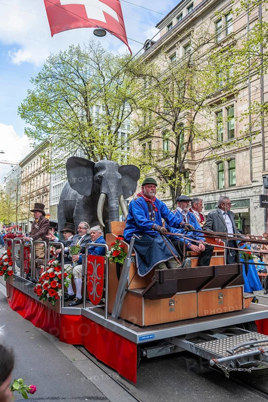 Witikon guild float, parade of historically costumed guild members, Zunft zur Meisen, Sechseläuten or Sächsilüüte, Zurich Spring Festival, Zurich, Switzerland, Europe