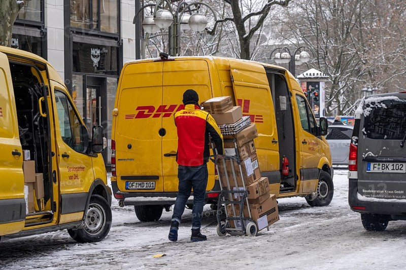 Winter in Frankfurt, DHL delivery vehicles, parcel service, in the banking district, Hesse, Germany, Europe