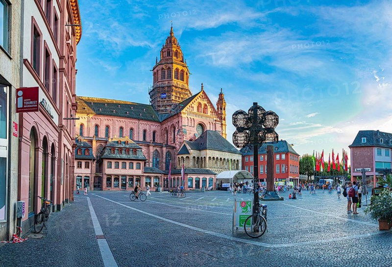 St Martin's Cathedral and Cathedral Square in Mainz, in the evening light, Rhineland-Palatinate, Germany, Europe