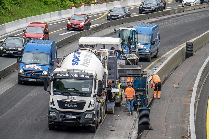 Motorway construction site on the A52 in Essen, basic renovation of the two carriageways in both directions, over 8 years, here the construction of concrete crash barriers between the carriageways, using the so-called sliding construction method, around 500 metres of concrete crash barrier, crash barrier is built per day, North Rhine-Westphalia, Essen