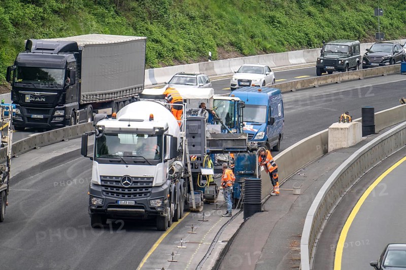 Motorway construction site on the A52 in Essen, basic renovation of the two carriageways in both directions, over 8 years, here the construction of concrete crash barriers between the carriageways, using the so-called sliding construction method, around 500 metres of concrete crash barrier, crash barrier is built per day, North Rhine-Westphalia, Essen