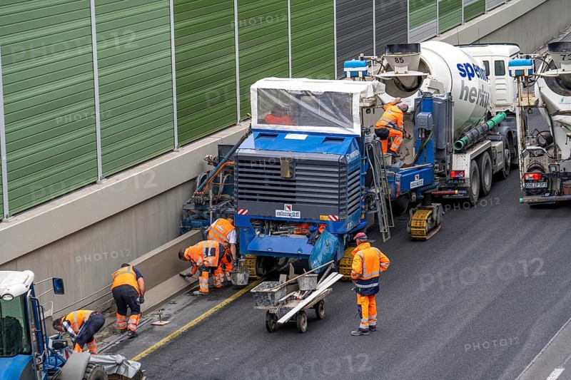 Motorway construction site on the A52 in Essen, basic renovation of the two carriageways in both directions, over 8 years, here the construction of concrete crash barriers between the carriageways, using the so-called sliding construction method, around 500 metres of concrete crash barrier, crash barrier is built per day, North Rhine-Westphalia, Essen
