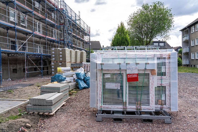 Energy-efficient refurbishment of an apartment block, thermal insulation, new windows and new roof covering