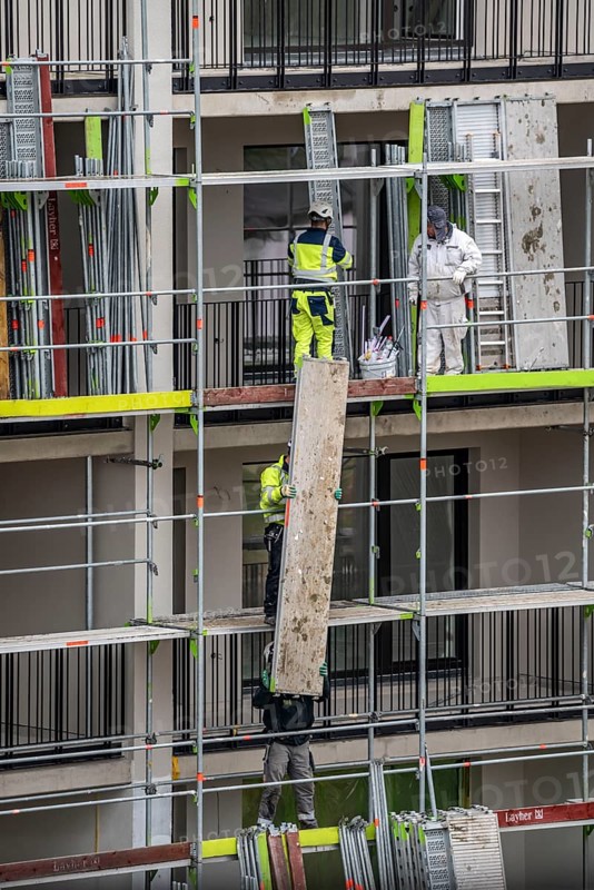 Construction site, scaffolding, dismantling of scaffolding on a residential building, Germany, Europe