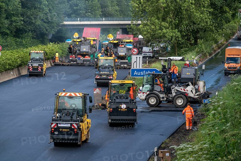 Renewal of the road surface on the A40 motorway between the Kaiserberg junction and Mülheim-Heißen, in the direction of Essen, over a length of 7.6 kilometres, with whisper asphalt, so-called open-pored asphalt, 10-day closure of the motorway, North Rhine-Westphalia, Germany, Europe