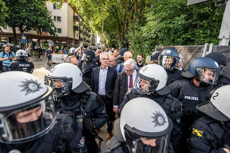 Riots in the run-up to the AFD party conference in Essen, demonstrators try to prevent AFD delegates from entering the Grugahalle, they are led through the demonstrators by a massive police contingent, there were many scuffles, Essen, North Rhine-Westphalia, Germany, Europe