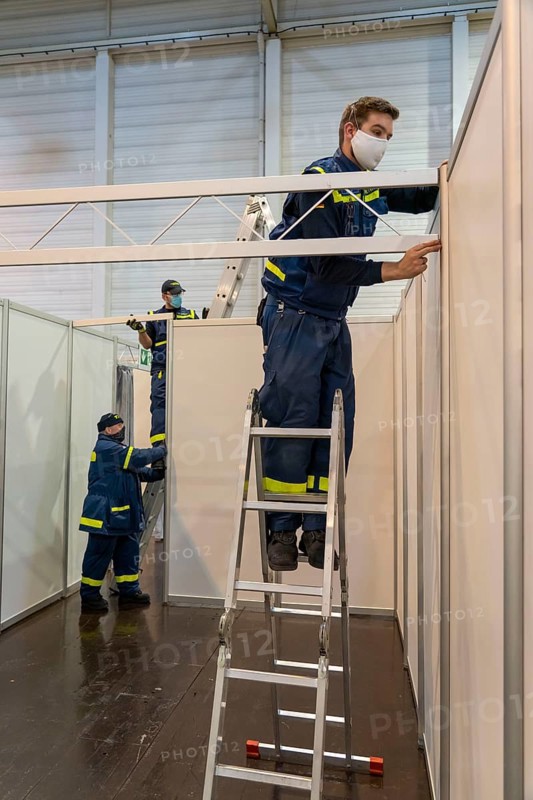 Construction of a vaccination centre for corona vaccinations, in a hall at Messe Essen, by the city, the fire brigade and various aid organisations, construction of 12 vaccination lines for a daily vaccination of up to 2, 400 people, operated by the North Rhine-Westphalia Association of Statutory Health Insurance Physicians, construction of the cabins for the vaccination lines