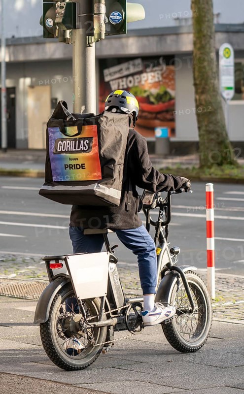 Bicycle courier from the fast delivery service Gorillas, delivers groceries, currently in over 20 German cities, within 10 minutes, orders via an app, Bochum, North Rhine-Westphalia, Germany, Europe