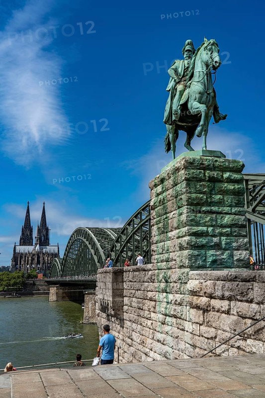 Cologne Cathedral, Hohenzollern Bridge railway bridge, equestrian statue of Kaiser Wilhelm I. Rhine Promenade, Cologne, North Rhine-Westphalia, Germany, Europe