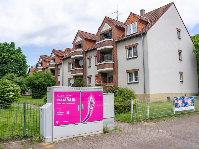 Distribution box for fibre optic technology, fast Internet, from Deutsche Telekom, in a residential area in Bottrop-Eigen, North Rhine-Westphalia, Germany, Europe