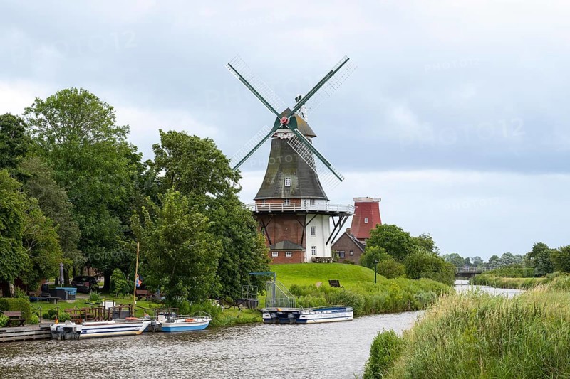 Twin mills at the old Sieltief, windmill, Greetsiel, East Frisia, Lower Saxony, Germany, Europe