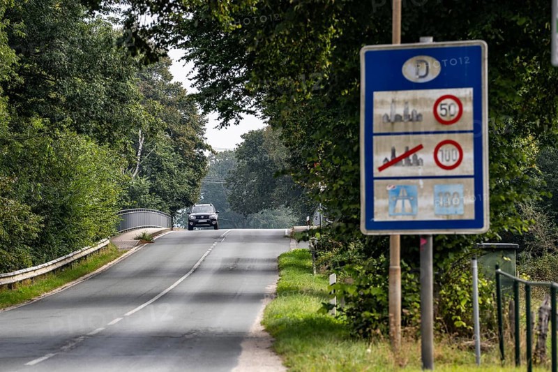 The so-called Green Border, near Straelen Niederdorf, between Germany and the Netherlands, country road, Niederdorfer Straße, first day of intensified border controls against irregular migration, traffic runs normally as usual, North Rhine-Westphalia, Germany, Europe