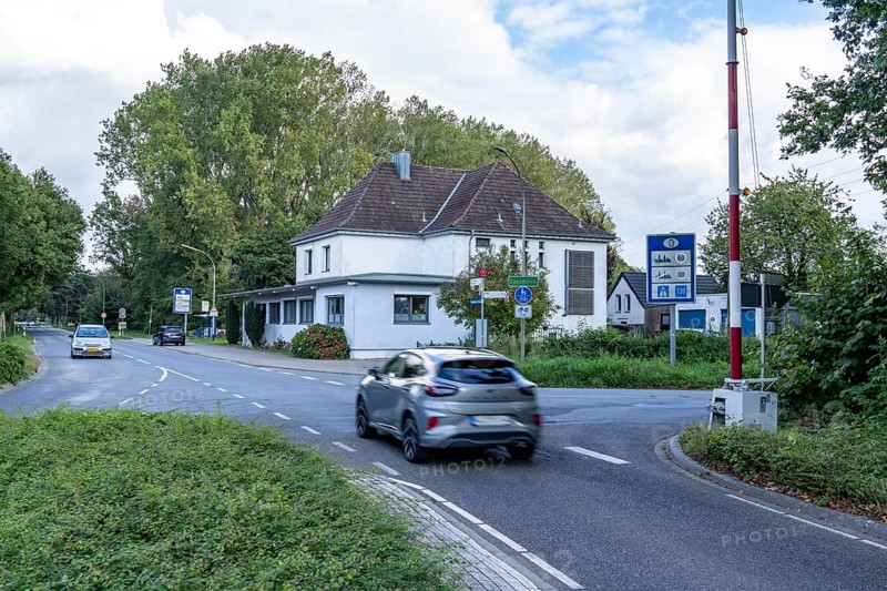 Green border, Siebengewald-Gaesdonck border crossing, south of Goch, without controls, between the Netherlands and Germany, old, restored barrier, former customs building in D, North Rhine-Westphalia, Germany, Europe
