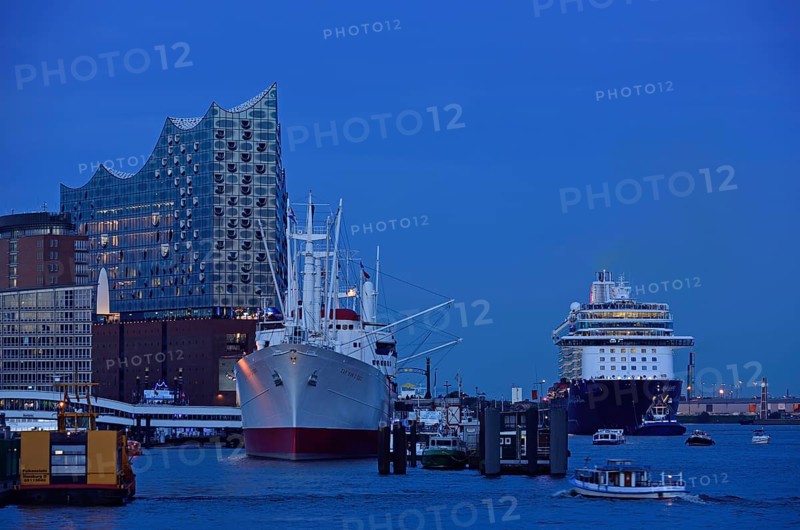 Germany, Hamburg, HafenCity, view to Elbe Philharmonic Hall, Hamburg's new concert hall, glass facade, museum ship Cap San Diego, former cargo ship, Mein Schiff 6, evening light, Hamburg, Hamburg, Federal Republic of Germany, Europe