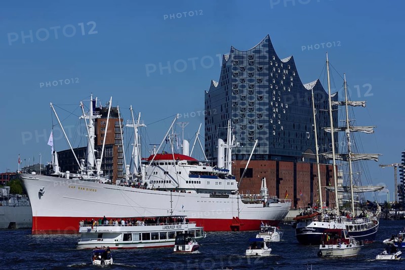 Europe, Germany, Hamburg, harbour, Cap San Diego, museum ship, cargo ship, Elbe Philharmonic Hall, concert hall, Hamburg, Hamburg, Federal Republic of Germany, Europe