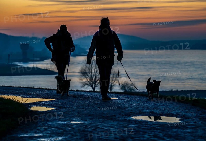 Rhine near Duisburg-Bruckhausen, walkers on the Rhine dyke, winter, Duisburg, North Rhine-Westphalia, Germany, Europe