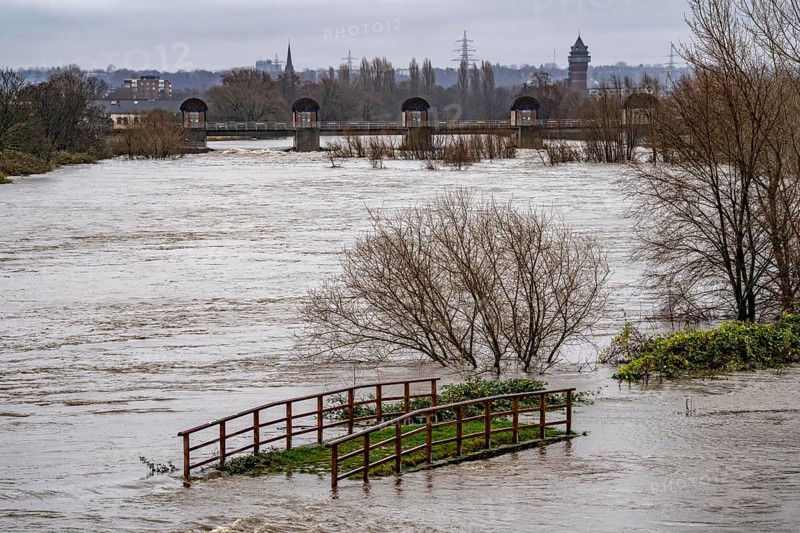 High water on the Ruhr, after days of heavy rainfall, the Ruhr is flooding, warning level 2 of 3, here areas at the Raffelberg weir, which is flooded, Mülheim an der Ruhr, North Rhine-Westphalia, Germany, Europe
