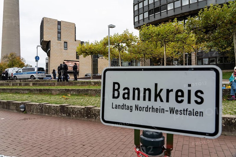 A circle around the state parliament in Düsseldorf, during a demonstration of the alliance Solidarischer Herbst, against the consequences of inflation and high energy prices for the citizens, vDüsseldorf, North Rhine-Westphalia, Germany, Europe