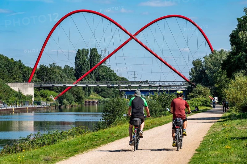 Nordsternpark, former site of the Nordstern colliery, double arch bridge over the Rhine-Herne Canal, cycle path along the canal, in Gelsenkirchen, North Rhine-Westphalia, Germany, Europe