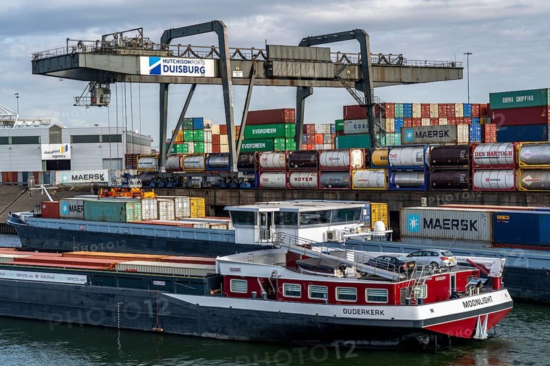 Port of Duisburg Ruhrort, Container freighter being loaded and unloaded at DeCeTe, Duisburg Container Terminal, Duisport, Duisburger Hafen AG, Duisburg, North Rhine-Westphalia, Germany, Europe