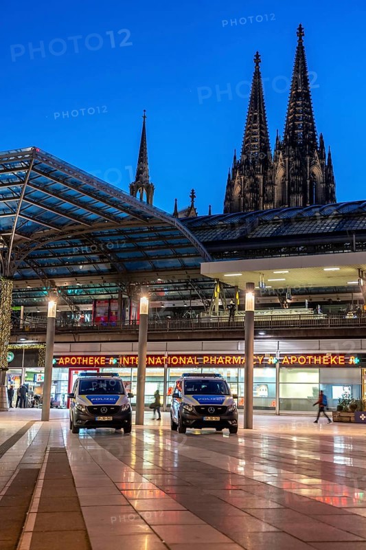 Cologne Central Station, temporary Federal Police station at Breslauer Platz, Cologne Cathedral, Cologne, North Rhine-Westphalia, Germany, Europe
