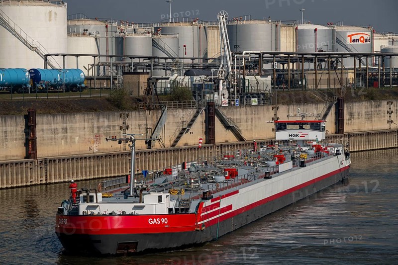 Duisport, Ruhrort harbour, oil island, TanQuid tank farm, for mineral oil products, chemical products, petrochemical products, liquefied gas, cargo ships, tanker, Duisburg, North Rhine-Westphalia, Germany, Europe