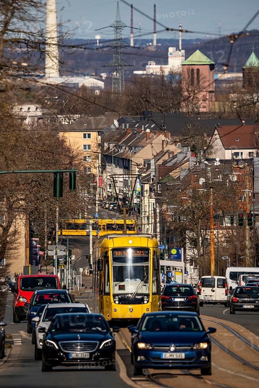 Ruhrbahn tram, city centre traffic, Hobeisenstrasse, in front, Martin-Luther-Strasse, in the extension, Essen-Holsterhausen, Essen, North Rhine-Westphalia, Germany, Europe