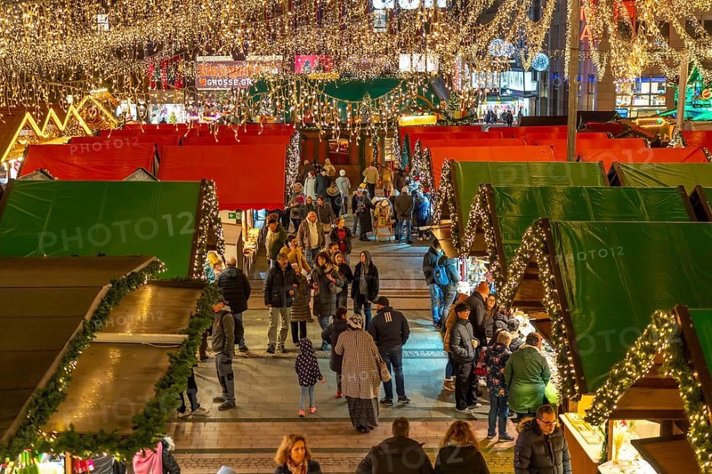 Pre-Christmas period, Christmas market on Kennedyplatz in the city centre of Essen, North Rhine-Westphalia, Germany, Europe