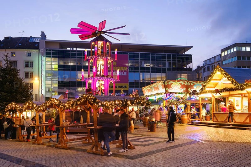 Mulled wine stands and Christmas pyramid at the Christmas market at Neumarkt, Blue Hour, Elberfeld, Wuppertal, North Rhine-Westphalia, Germany, Europe