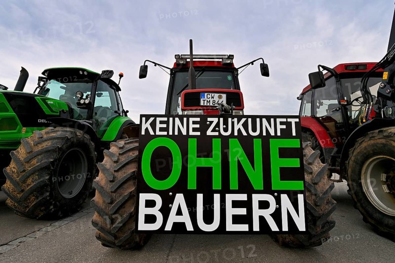 Farmers' protest, protest posters on tractors, tractors, KEINE ZUKUNFT OHNE BAUERN, Stuttgart, Baden-Württemberg, Germany, Europe