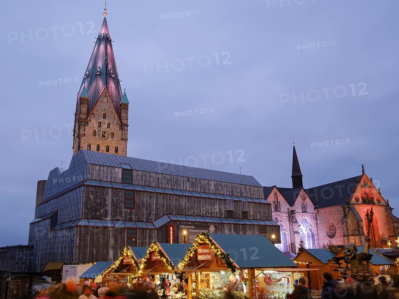 Christmas market stalls at the market, behind the Diocesan Museum and Paderborn Cathedral, Blue Hour, Paderborn, Westphalia, North Rhine-Westphalia, Germany, Europe