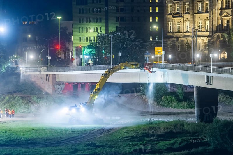 In the early hours of the morning, a section of the Carola Bridge collapsed for unknown reasons. Over a length of around 100 metres, the section on which the trams normally run collapsed into the Elbe. Demolition of the collapsed section of the bridge began during the night of 13 September, and heavy equipment was used for this purpose. Demolition of the collapsed bridge sections of the Carola Bridge in Dresden, Dresden, Saxony, Germany, Europe
