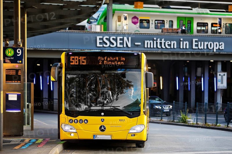 Essener Verkehrsbetriebe bus at the main railway station with local train, public transport, Deutschlandticket, Essen, Ruhr area, North Rhine-Westphalia, Germany, Europe