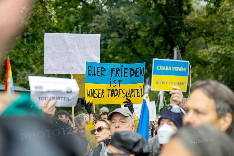 Sign Your peace is our death sentence at the counter-demonstration of some Ukrainians at the Die Waffen nieder demonstration at the Großer Stern in Berlin. The event is directed against all wars and calls for an immediate stop to all arms deliveries. Berlin, 03.10.2024