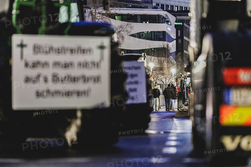 Road blockades in the centre of Berlin, taken as part of the farmers' protests in Berlin, 15.01.2024. 10, 000 participants are expected on Monday as part of the farmers' protest week. Among other things, they are protesting against the sp