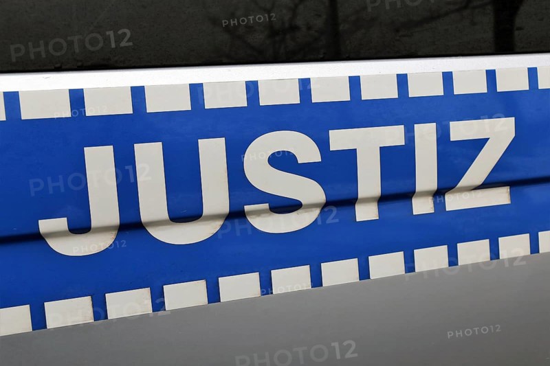 Justice lettering on the emergency vehicle of the German judicial authority