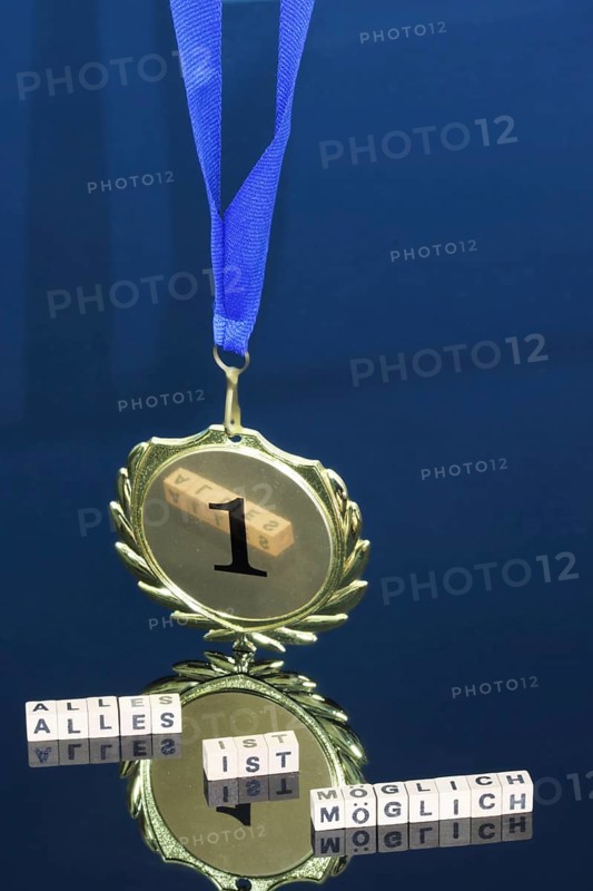 Symbolic image: Close-up of a (gold) medal with the text EVERYTHING IS POSSIBLE
