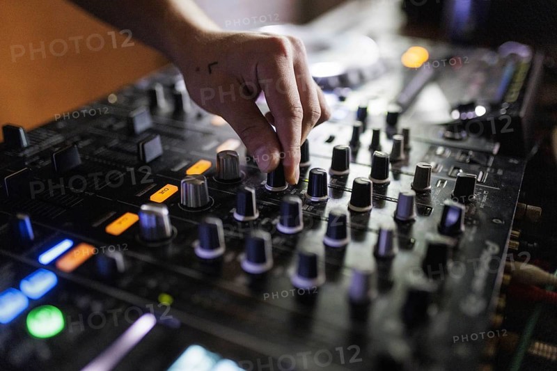 A DJ plays on a mixer and two Cdjs in Berlin, 14/08/2024