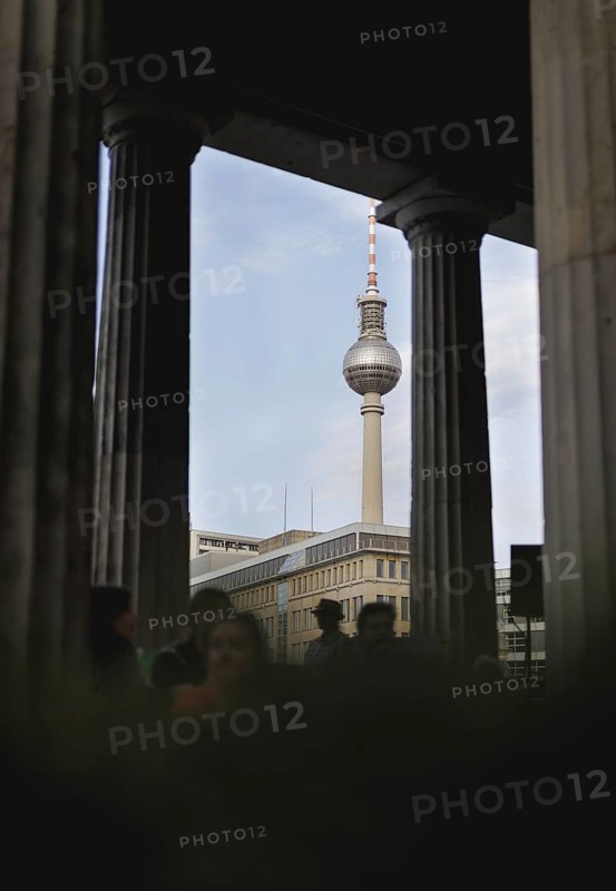Reading by Ulrike C. Tscharre and live music at the Kolonnaden Bar on Museum Island in Berlin, 08/08/2024