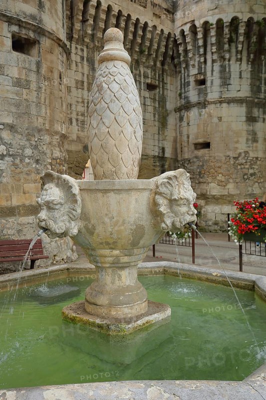 Fontaine de Villeneuve with sculptures and gargoyles, fountain, Porte de Villeneuve, Pernes-les-Fontaines, Vaucluse, Provence, France, Europe
