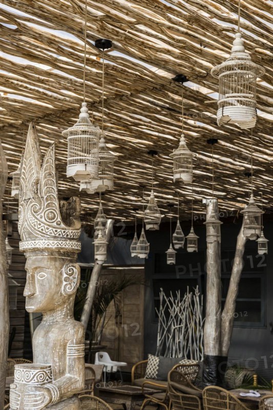 Beach restaurant with decoration, beach club, beach club, beach holiday, lamps, tone on tone, holiday, travel, decorated, interior, furnishing, raffia, Balinese, Asian, atmosphere, interior design, sculpture, living style, furnishing style, bright, friendly, spatial effect, beach, long-distance travel, gastronomy, seating area, Bali, Indonesia, Asia
