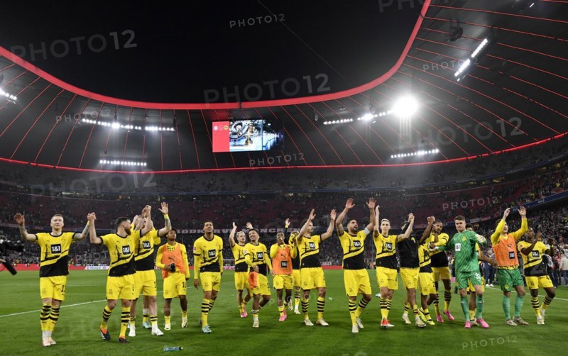 Dortmund players celebrate victory, greet travelling fans, German Classico FC Bayern Munich FCB vs. Borussia Dortmund BVB, Allianz Arena, Munich, Bavaria, Germany, Europe