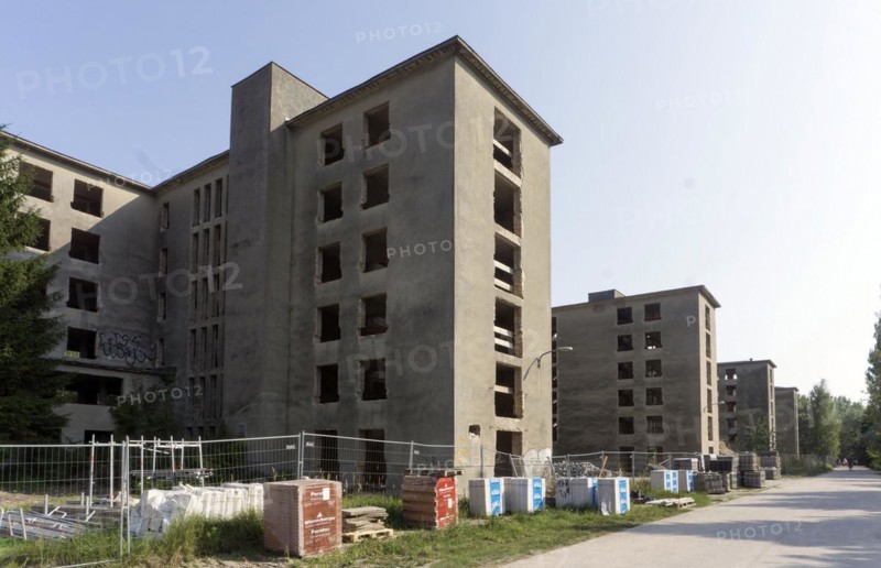 Prora, the four kilometre long seaside resort built by the National Socialists. At the time, 20, 000 people were supposed to spend their holidays here. Under the name Neues Prora, luxury holiday flats are now being built in the listed complex right by the sea, 13.09.2016